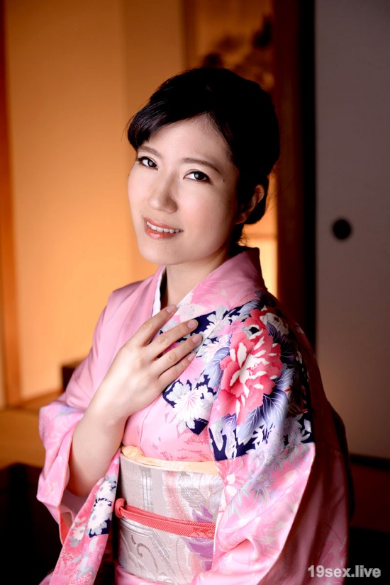 010821_003 Nasty Female Who Looks Good In Kimono